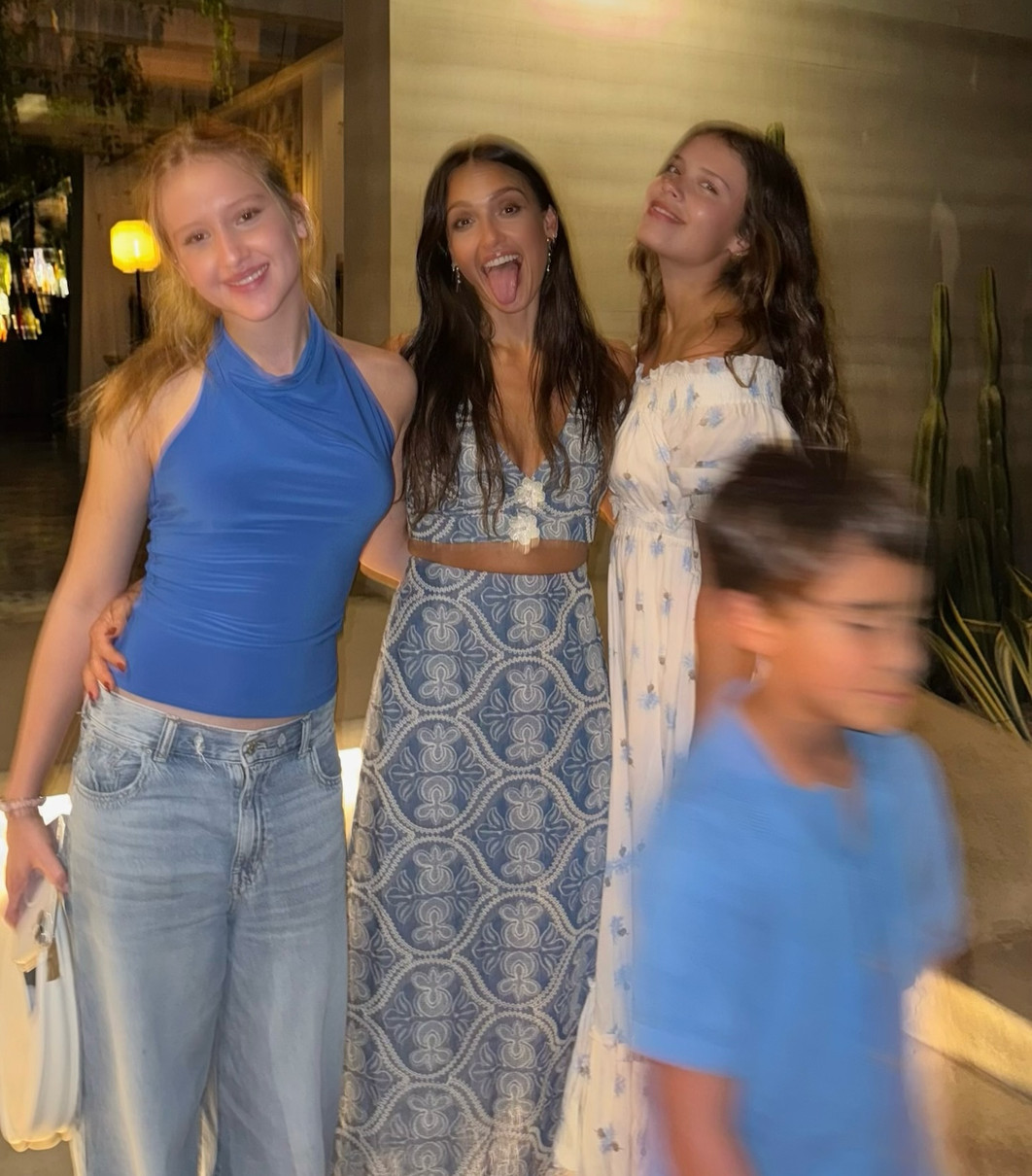 Джессіка Альба з трьома дітьми