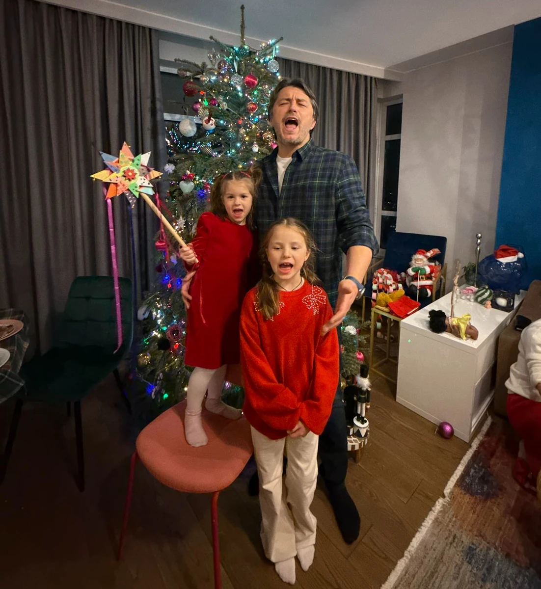 Сергій Притула з дочками заспівав колядку біля ялинки