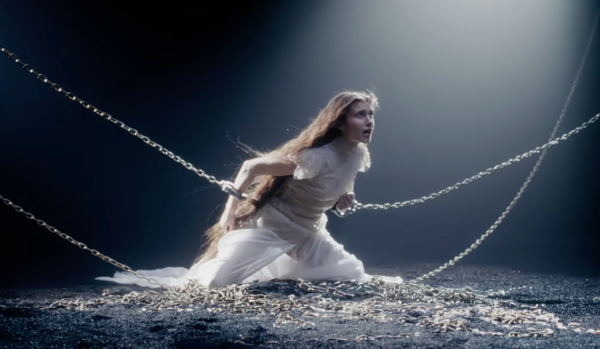 Jerry Heil в кайданах емоційно поспівала молитву в кліпі для Нацвідбору