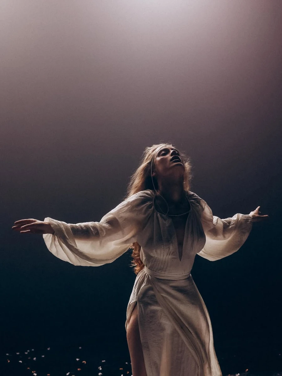 Аріна Бочарова на сцені театру