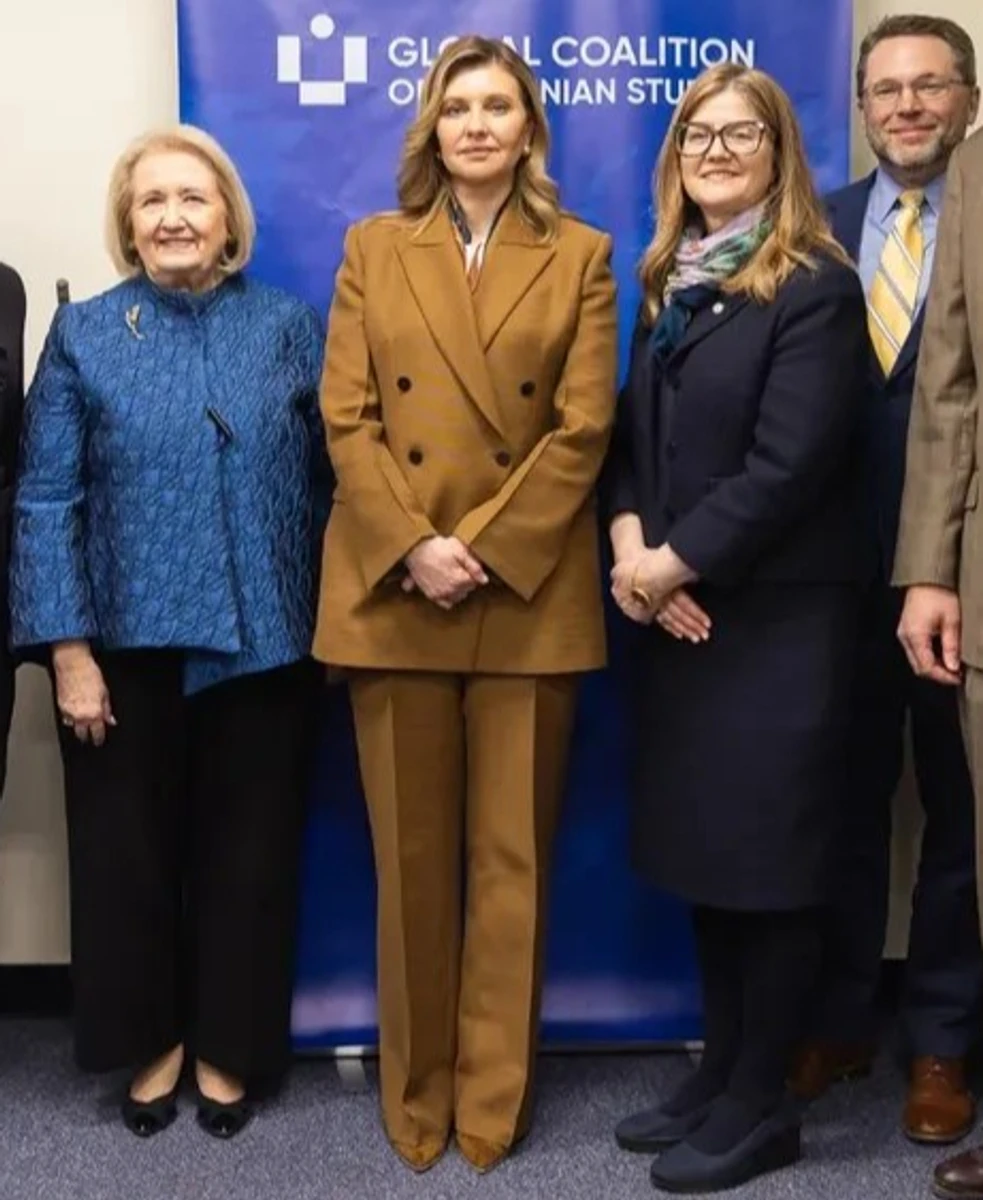 Олена Зеленська у карамельному костюмі попозувала на події в США