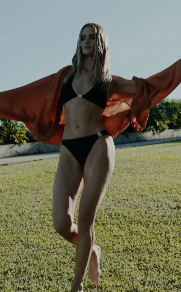 Наречена Стейтема похвалилася тілом у купальнику та показала стрункі ноги