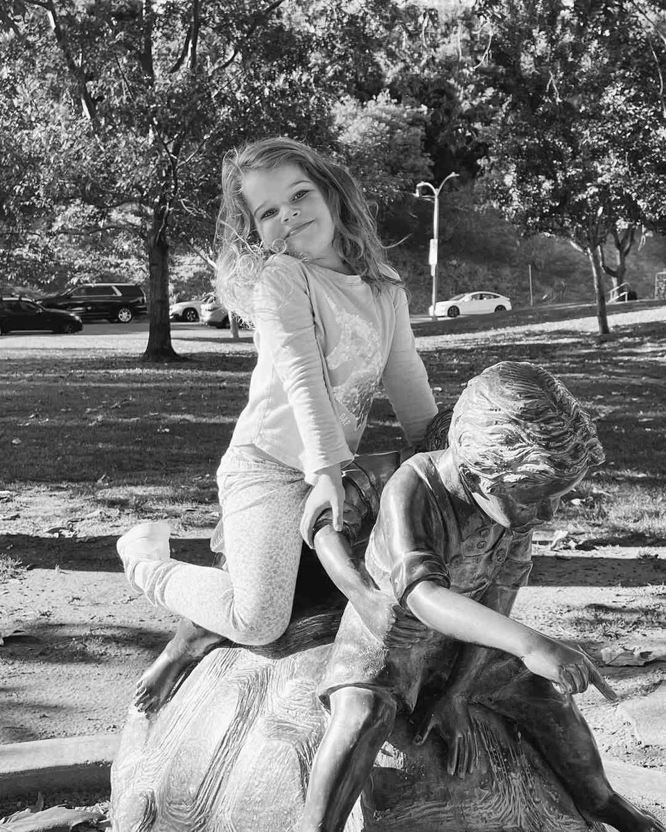 На котрого з татусів, на вашу думку, більш схоже дівча?