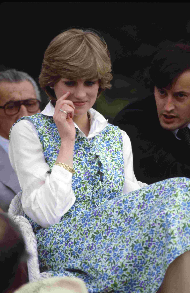 Липень 1981-го, леді Діана Спенсер за кілька днів до її весілля з принцом Вельським. Вона ще не здогадується, наскільки нещасливим буде цей шлюб для них обох...