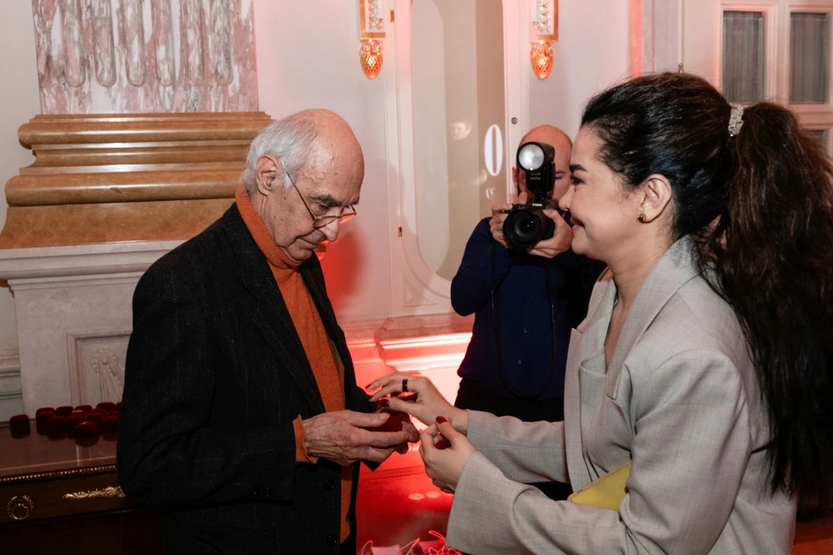 Севгіль Мусаєва вручає відзнаку УП100 художнику Тіберію Сільваші