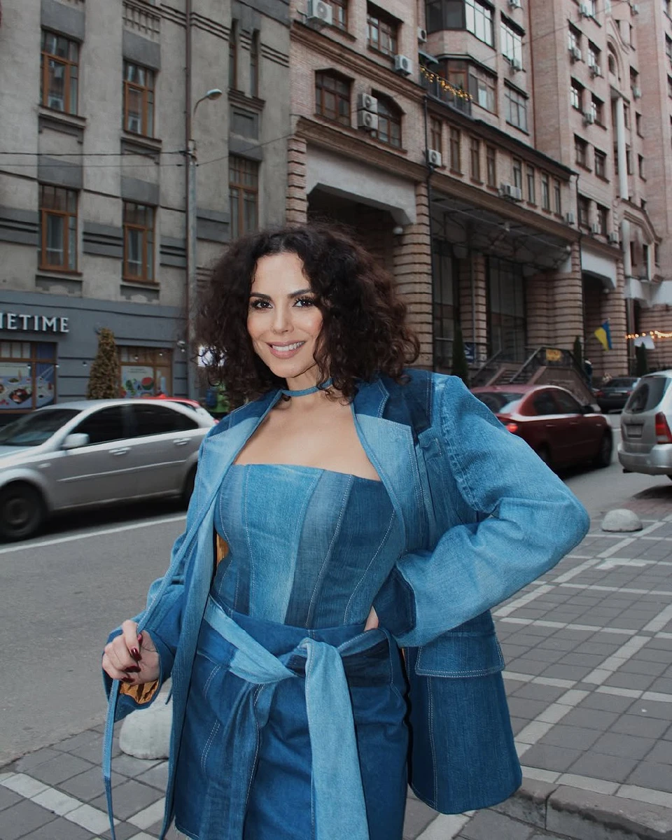 Каменських у джинсовому міні