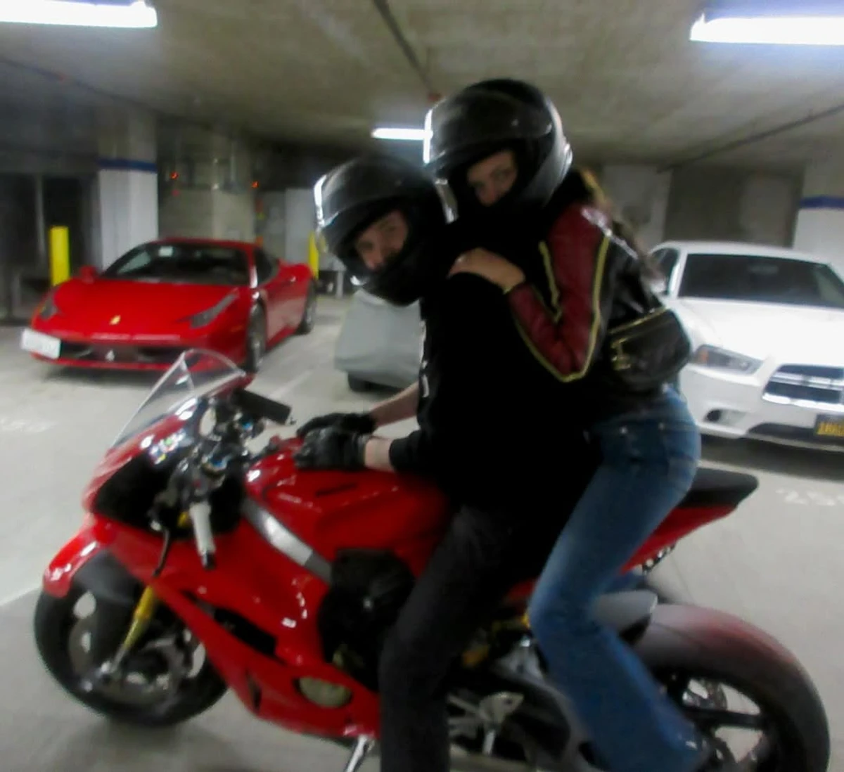 Бруклін Бекхем з дружиною ефектно попозували на паркінгу