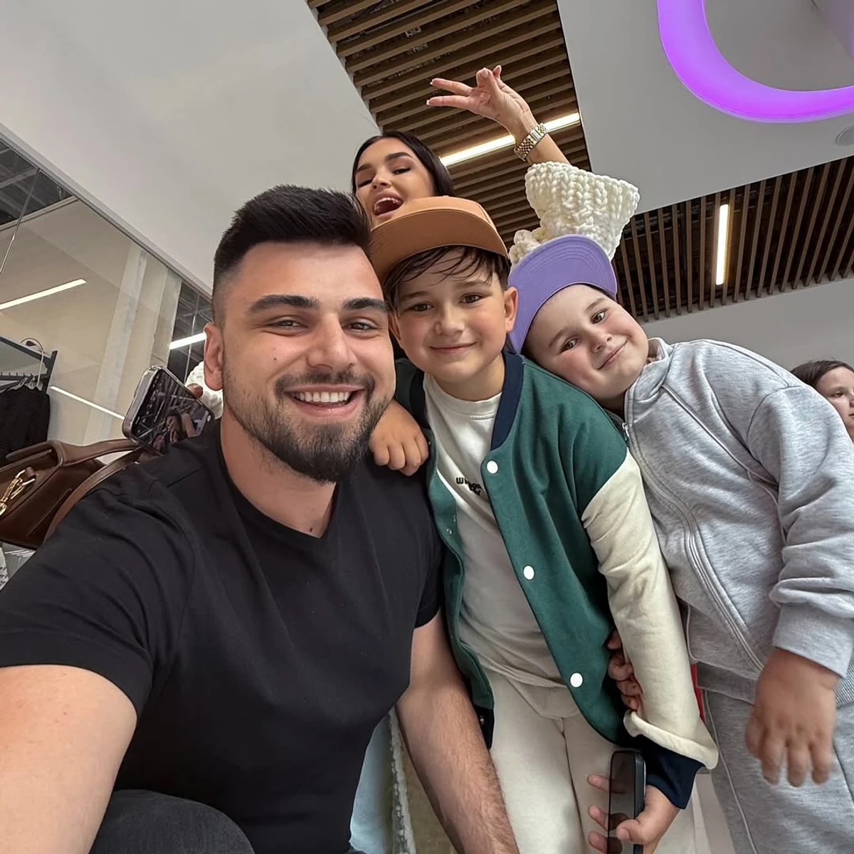 Колишній Саші Бо показався з новою ккоханою і дітьми