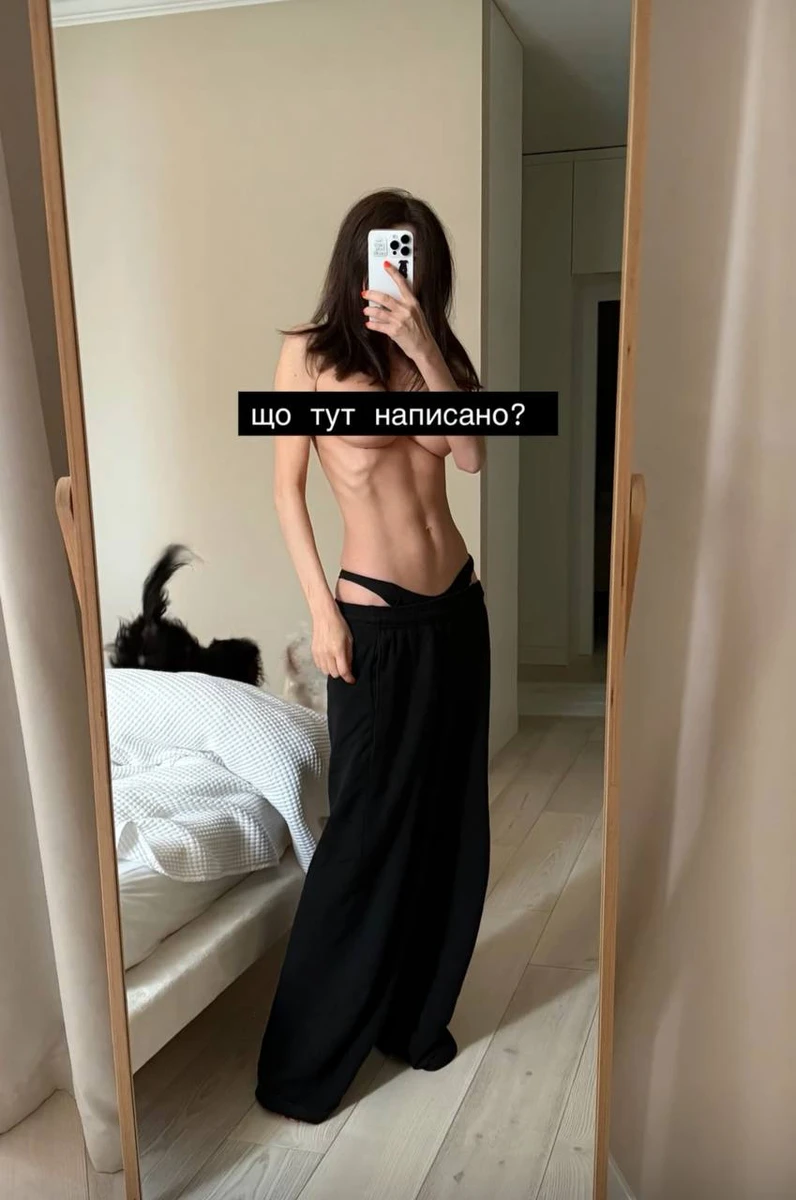 Мусіна топлес посвітила фігурою