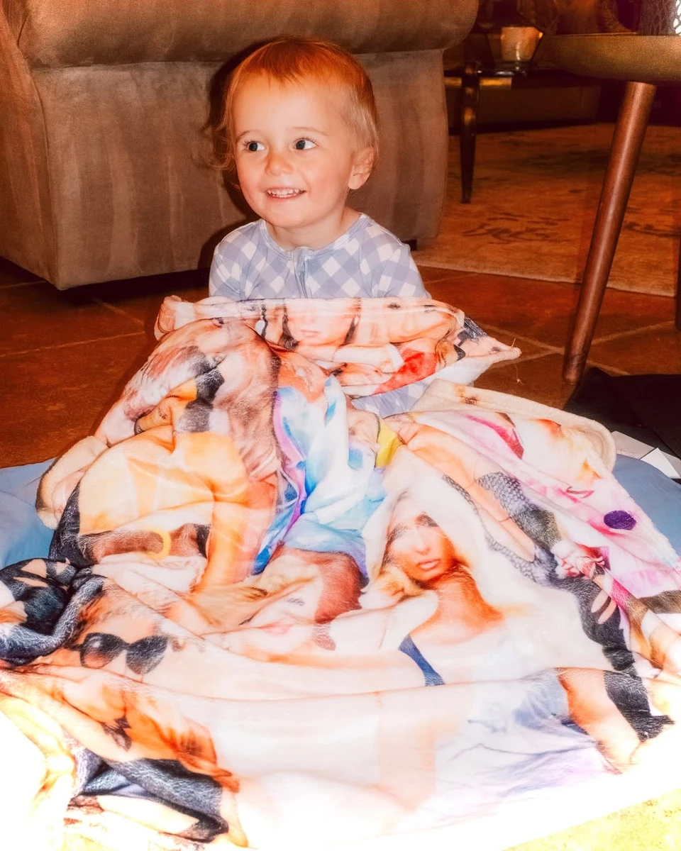 Син Хілтон під ковдрою