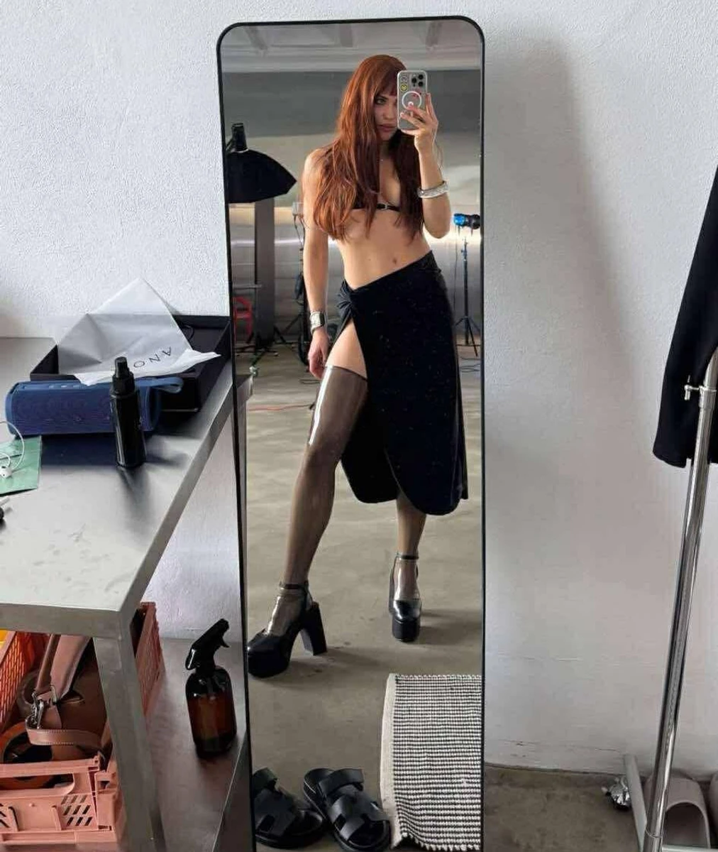 Маремуха у латексних панчохах -  фото у повний зріст