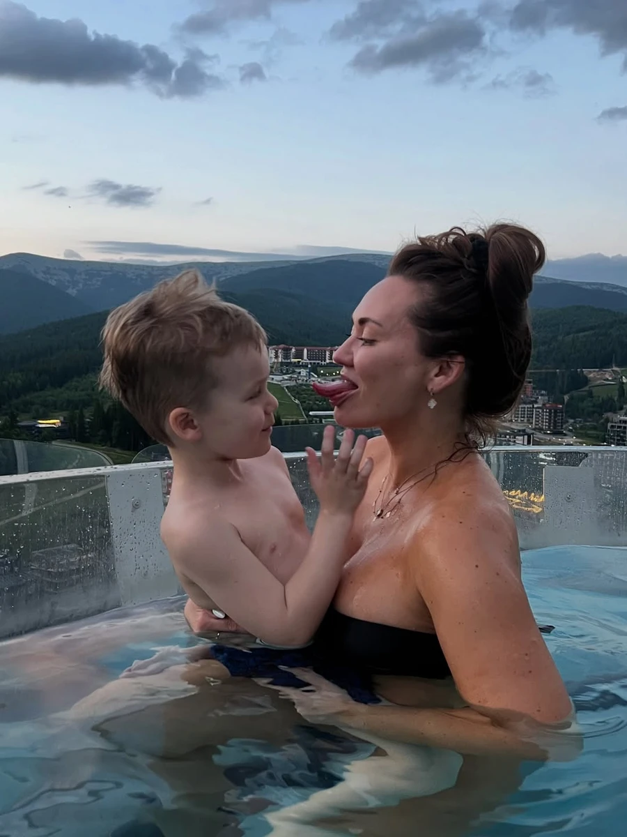 Анна Саліванчук з сином на руках показалася в басейні