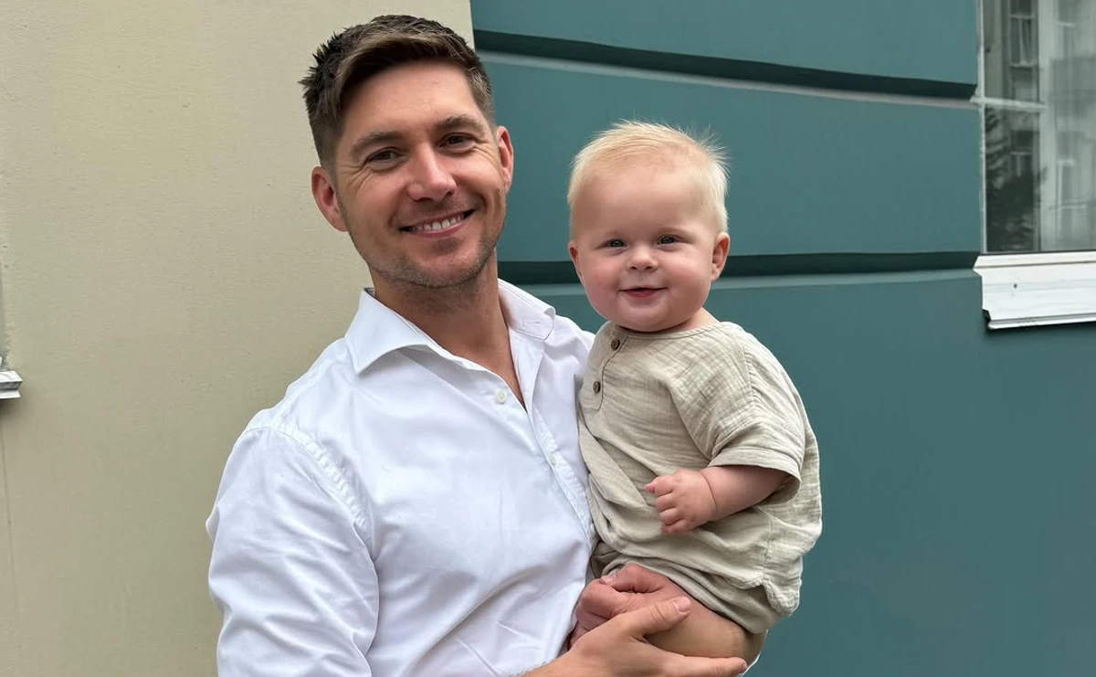 Володимир Остапчук з маленьким сином позує для фото