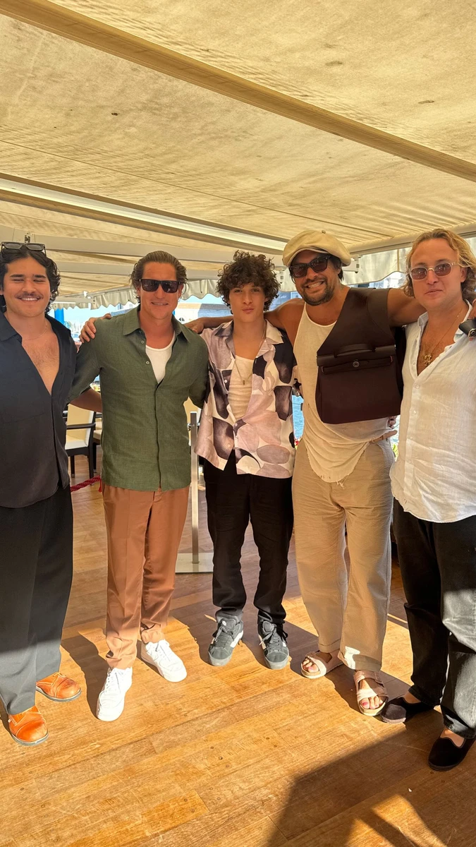 Джейсон Момоа з педикюром попозував з сином на відпочинку у Венеції