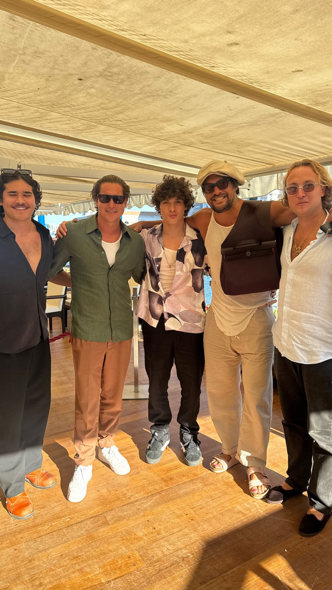 Джейсон Момоа з педикюром попозував з сином на відпочинку у Венеції