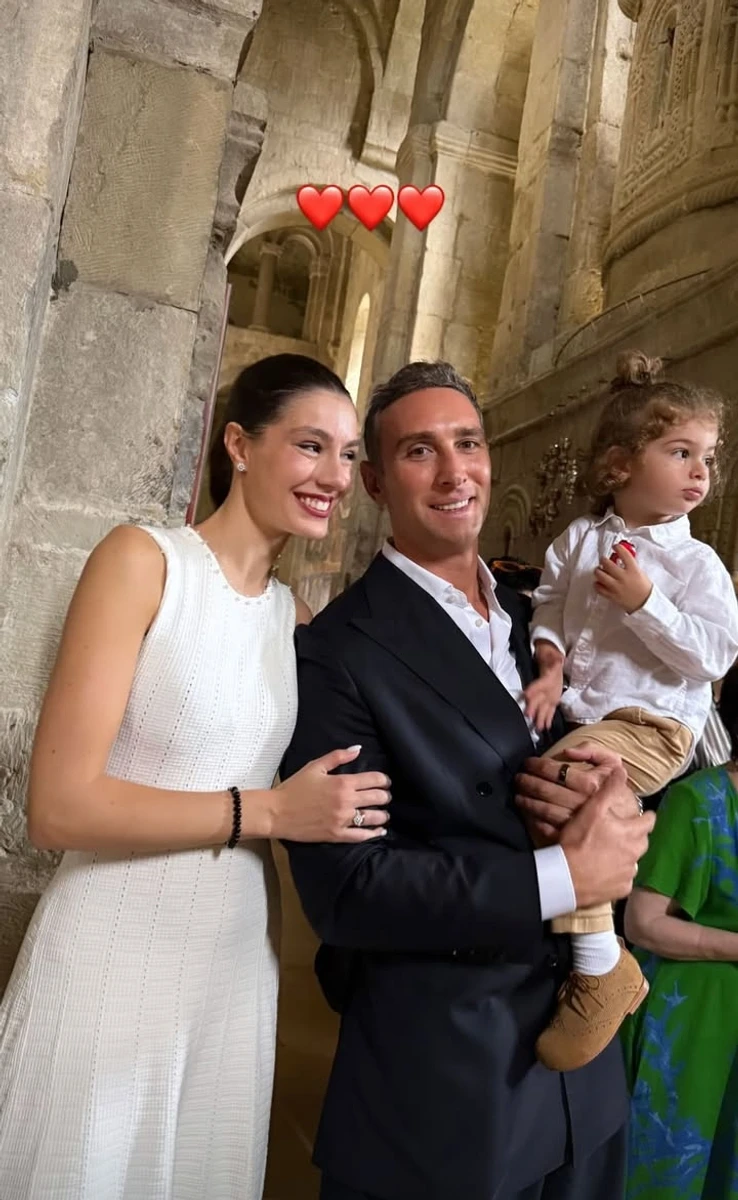 Іраклі Макацарія у костюмі попозував з дружиною в сукні та з сином на руках