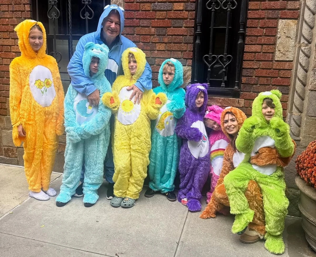 Алек Болдуїн у костюмі ведмедя попозував з дітьми і дружиною на Геловін