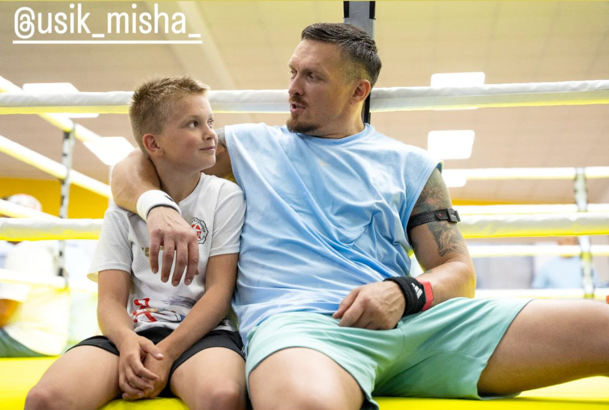 Олександр Усик привітав свого сина з 11-річчям спільним фото