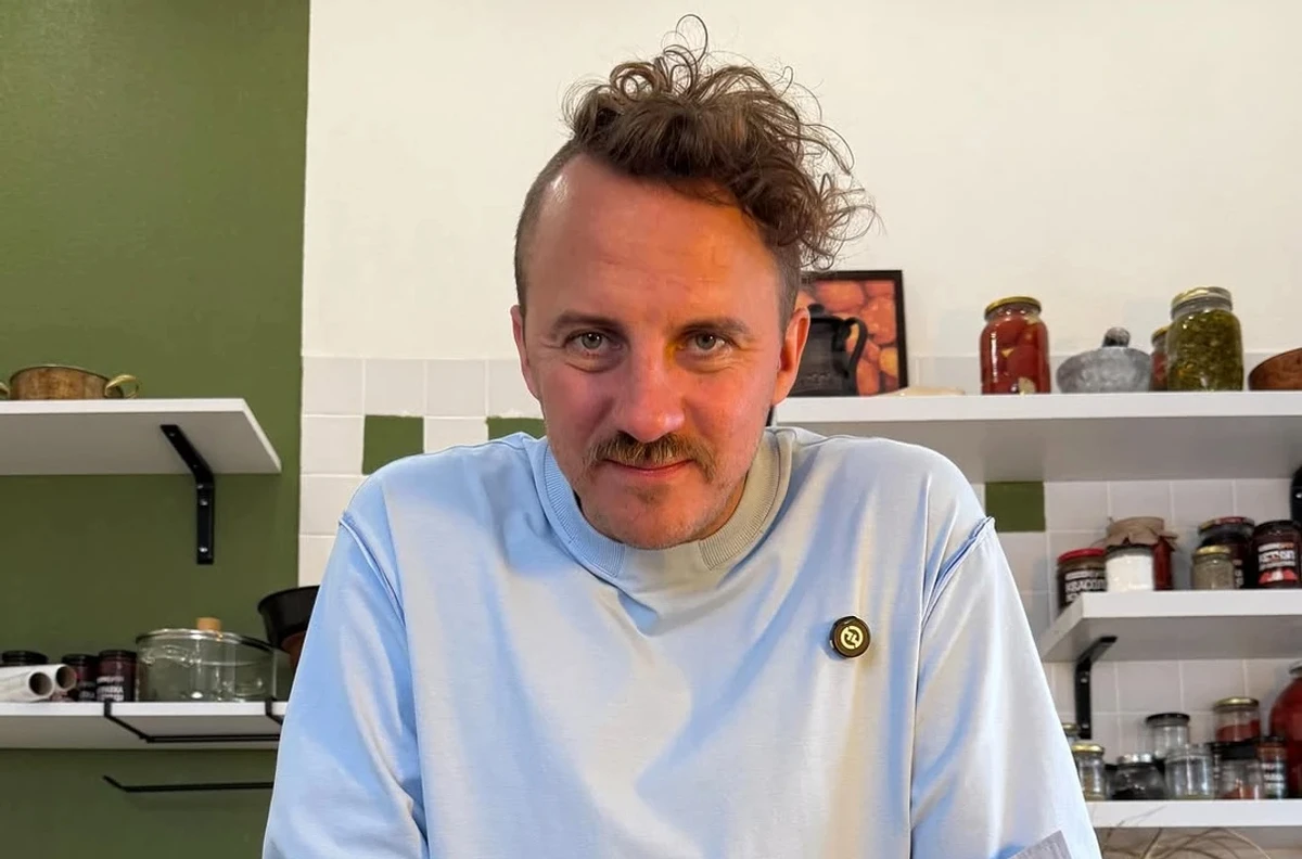 Євген Клопотенко позує для фото