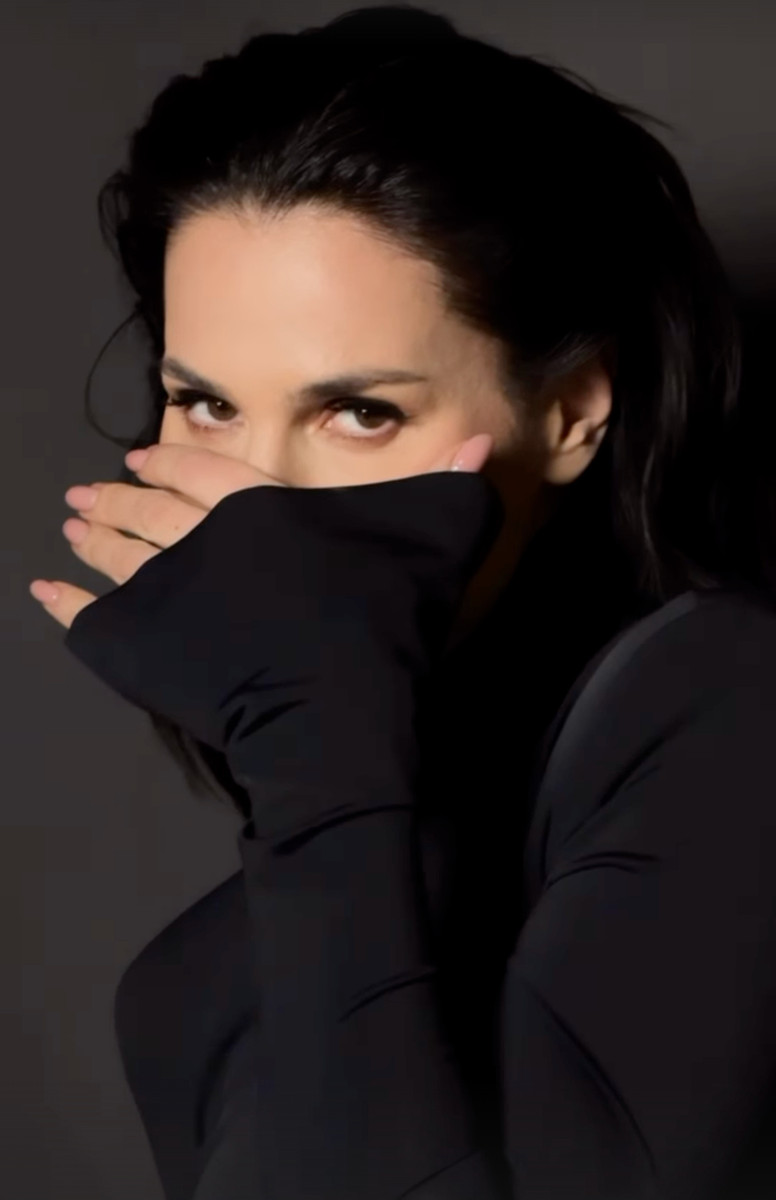 Маша Єфросиніна наробила ефектних фото у чорній сукні