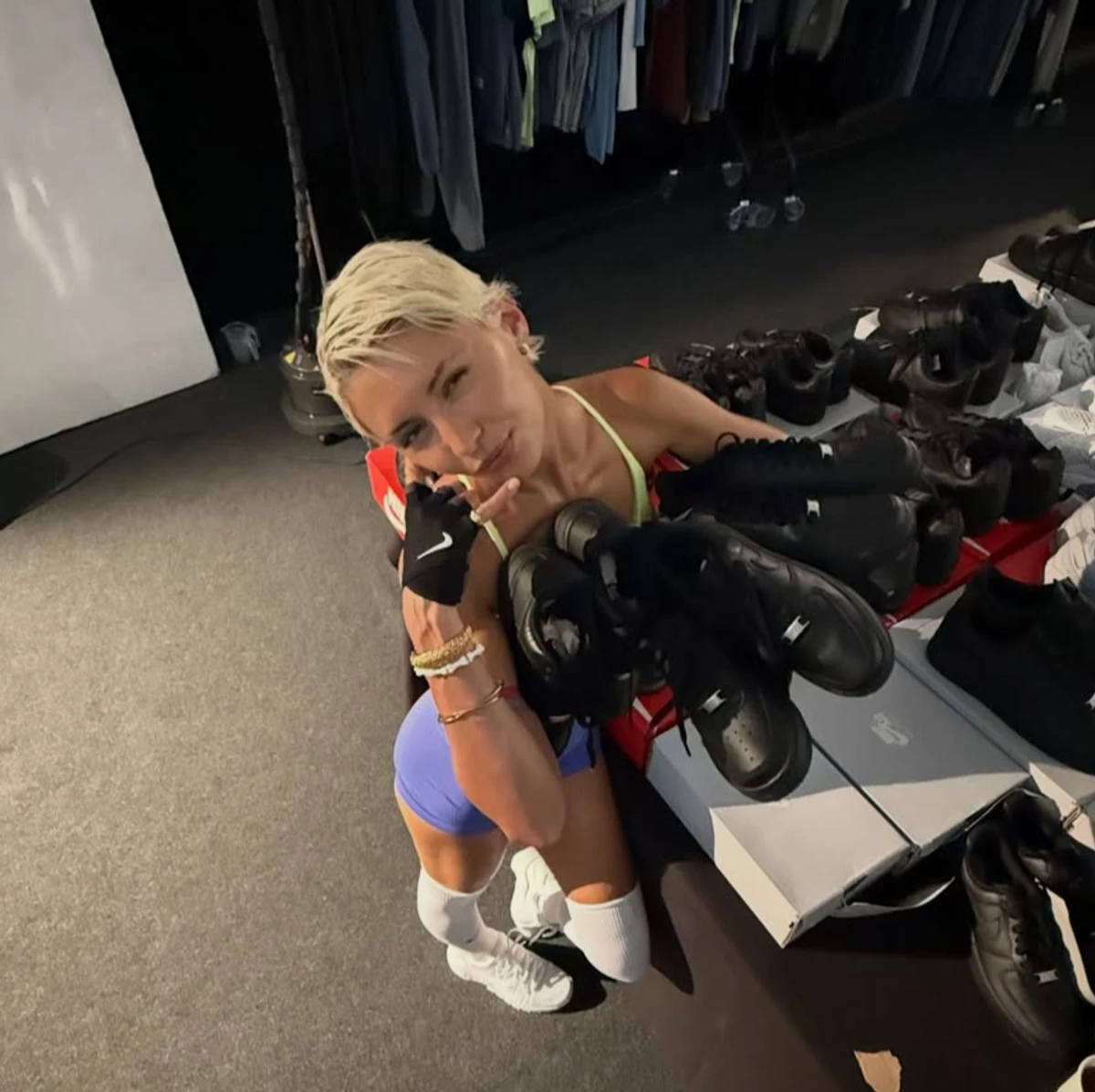 Донька Джуда Лоу наробила грайливих фото у шортах