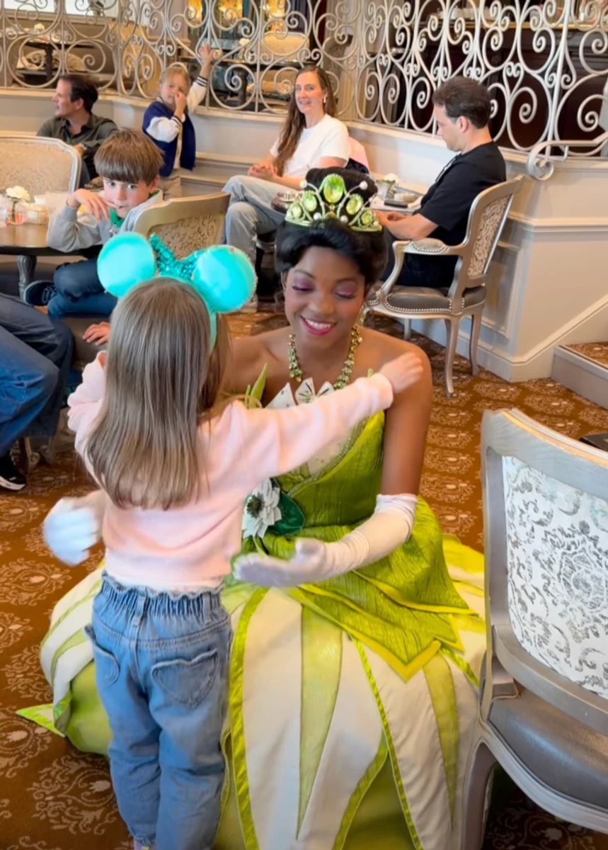 Єлизавета Юрушева показала дочку в обіймах принцес на її 4-річчя