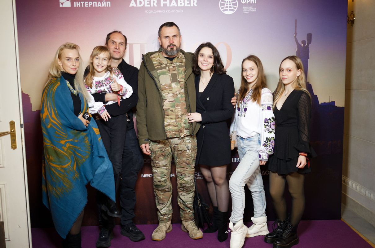 Журналіст і один із лідерів УП100 Юрій Бутусов прийшов на церемонію з трьома доньками і дружиною 