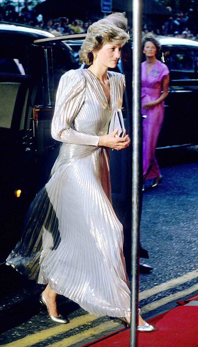 1985-ий рік, Лондон, принцеса Діана на прем'єрі фільму Вид на вбивство про Джеймса Бонда