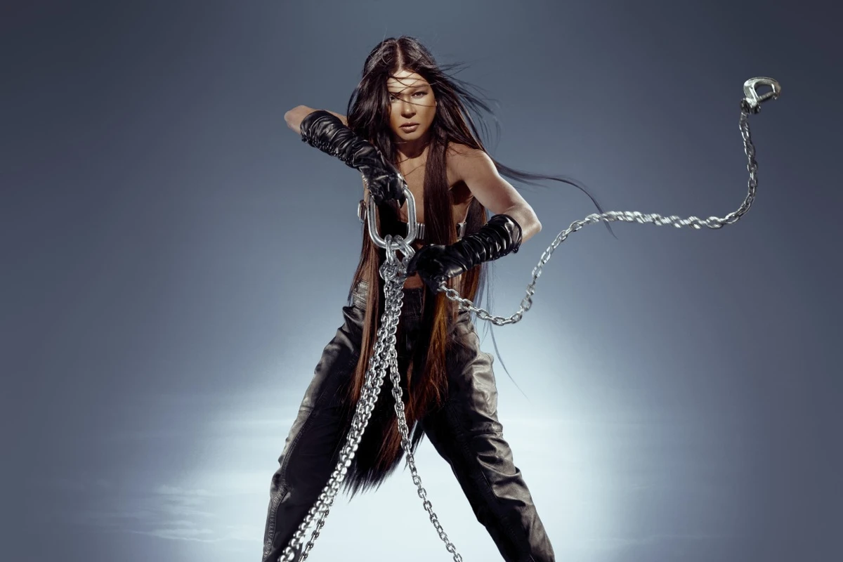 У кліпі, який знімали у металевій кімнаті, очікувано дуже багато металу