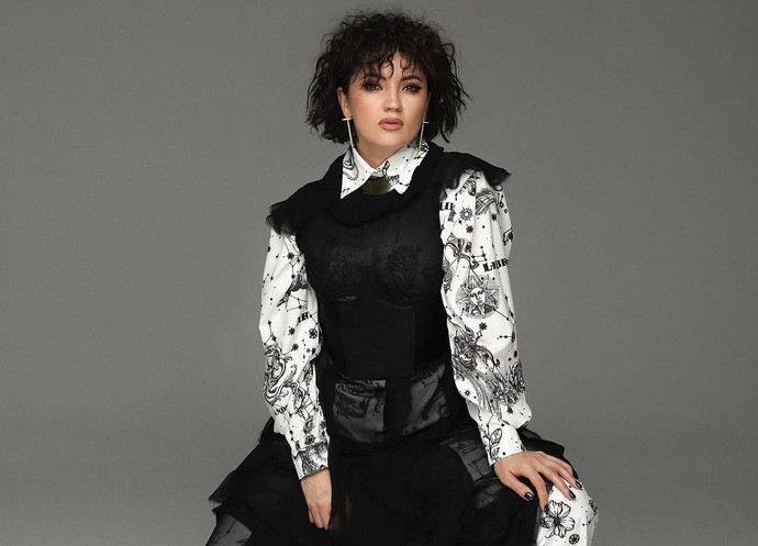 Доллар үшін өзін берді