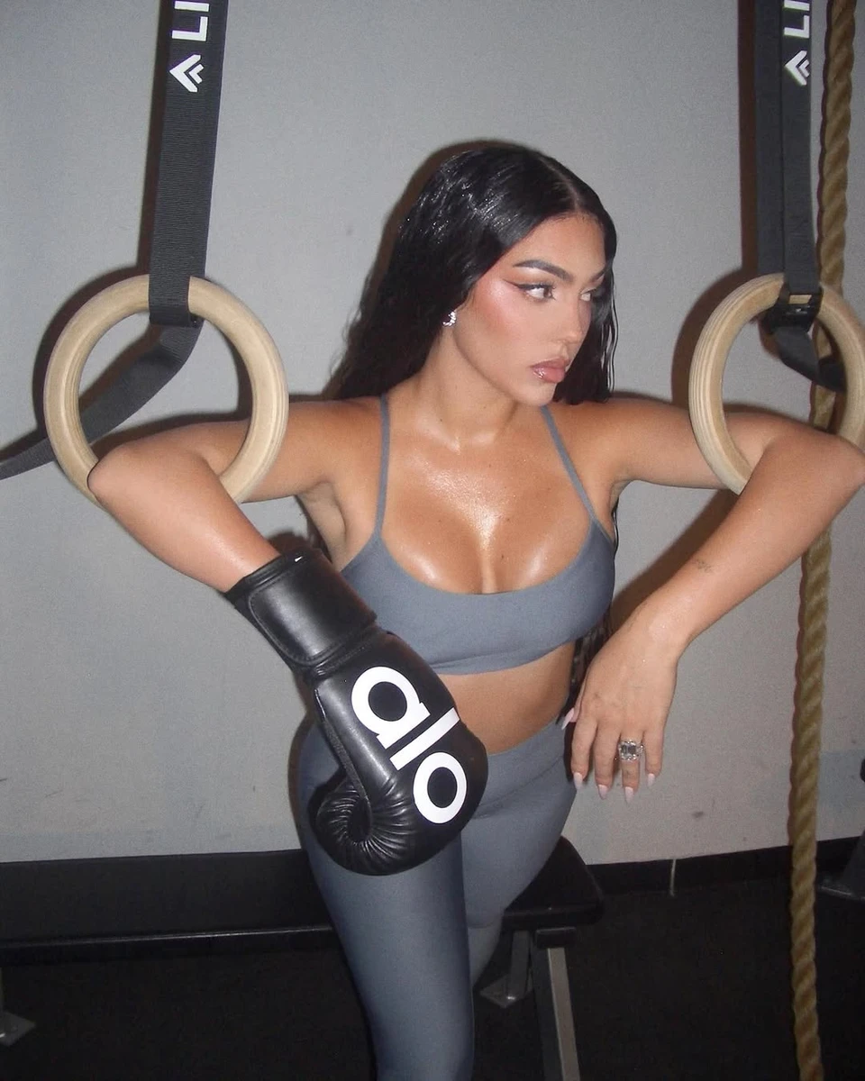 Наречена Роналду у топі засвітила бюст та стегна