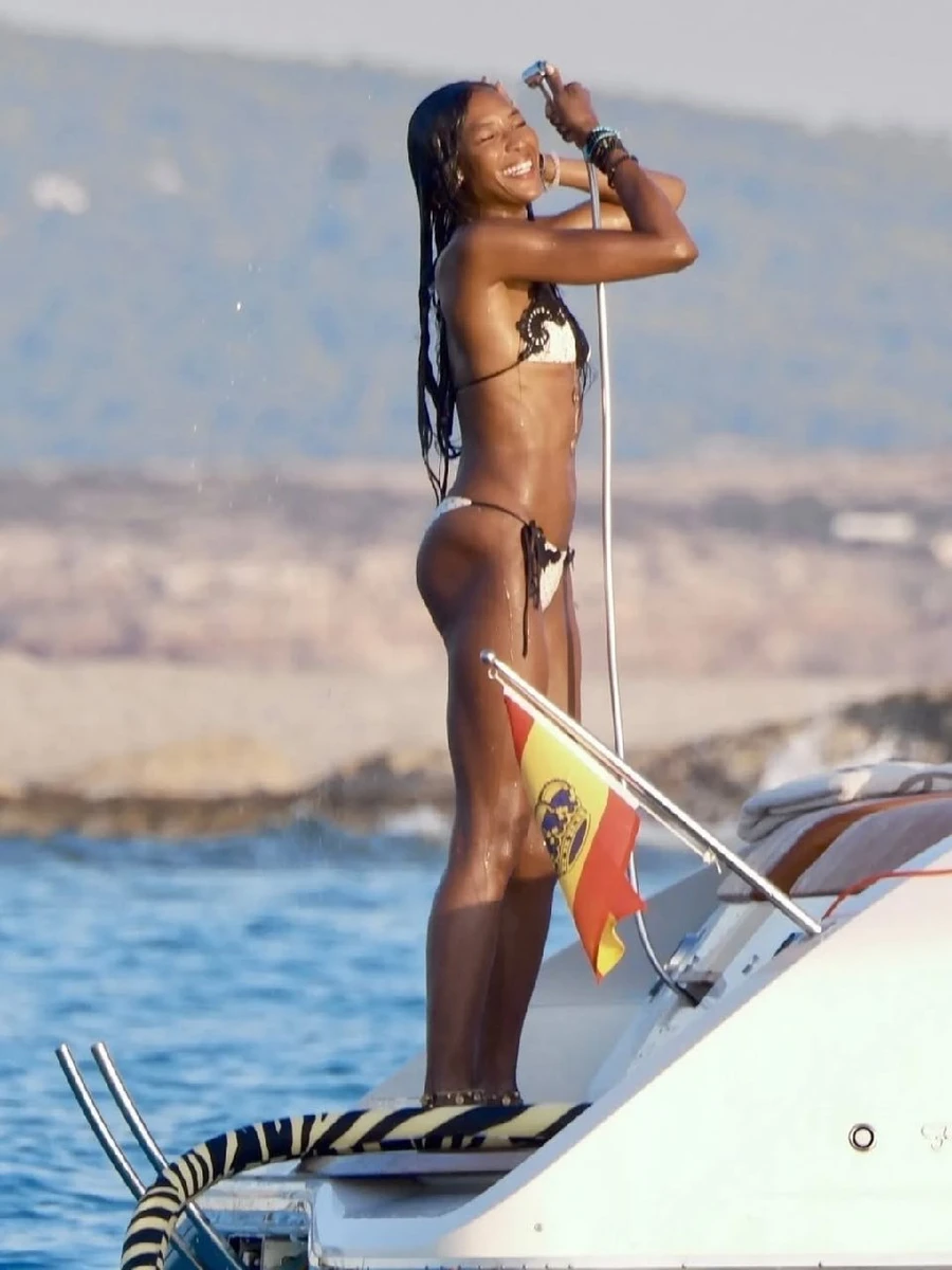 Кемпбелл в купальнику