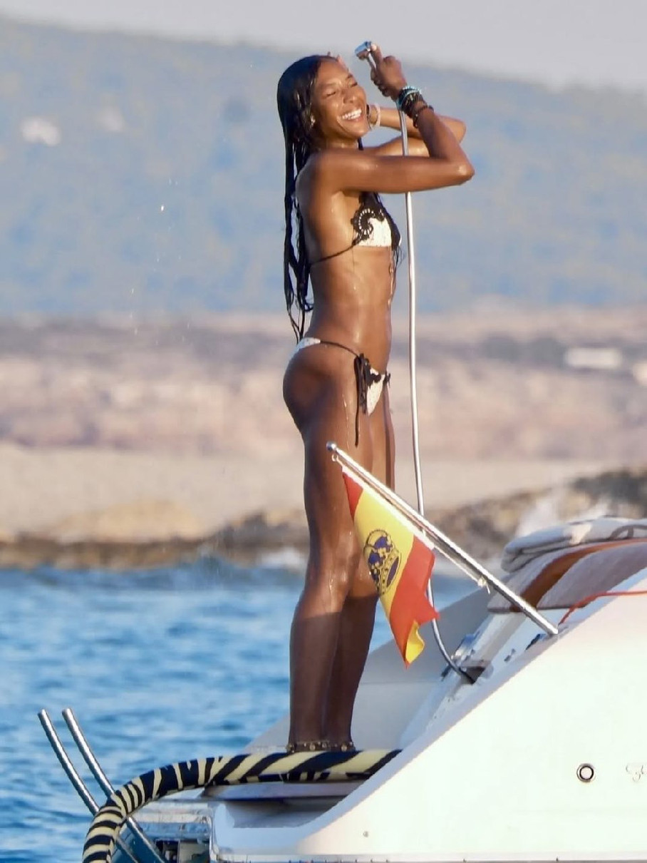 Кемпбелл в купальнику