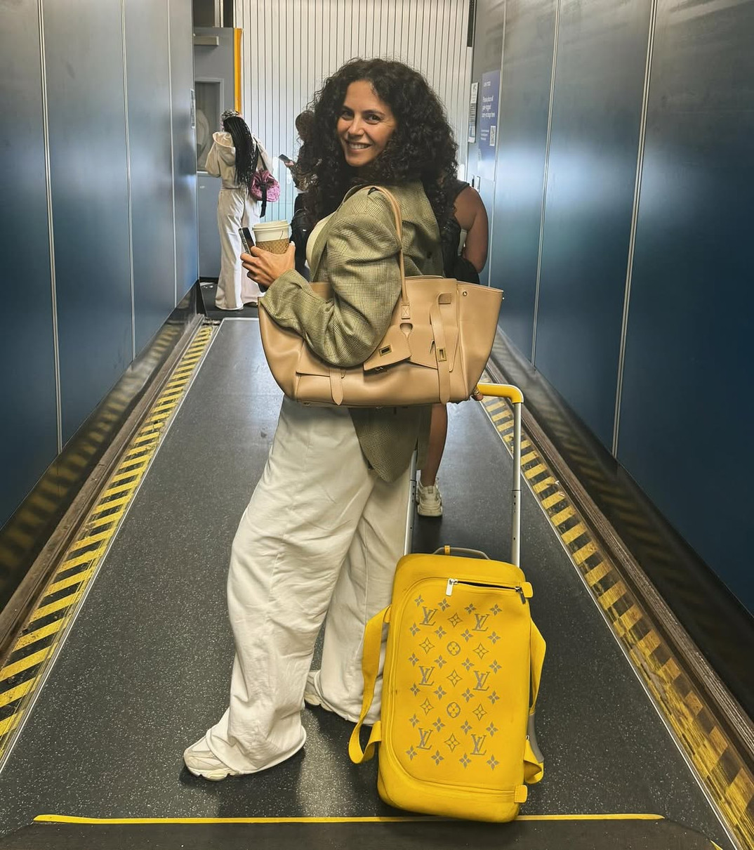 Настя Каменських у стильному луці попозувала в аеропорту