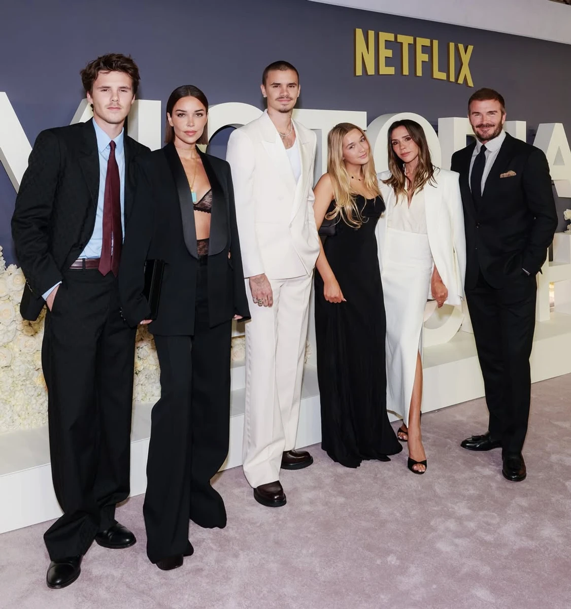 Вікторія Бекхем з чоловіком і молодшими дітьми ефектно попозувала на власній прем'єрі