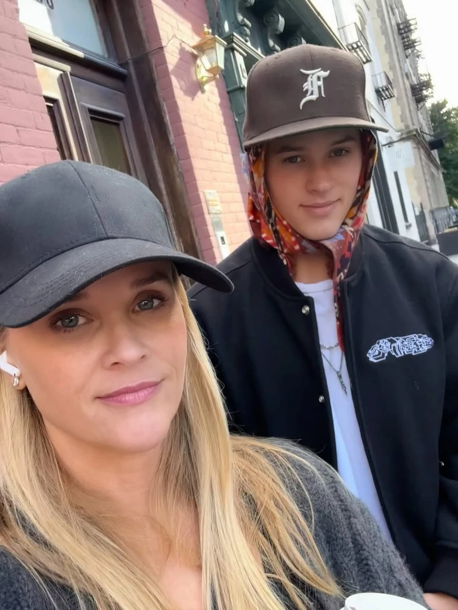 Різ Візерспун замилувала селфі зі своїм сином на його 22-річчя