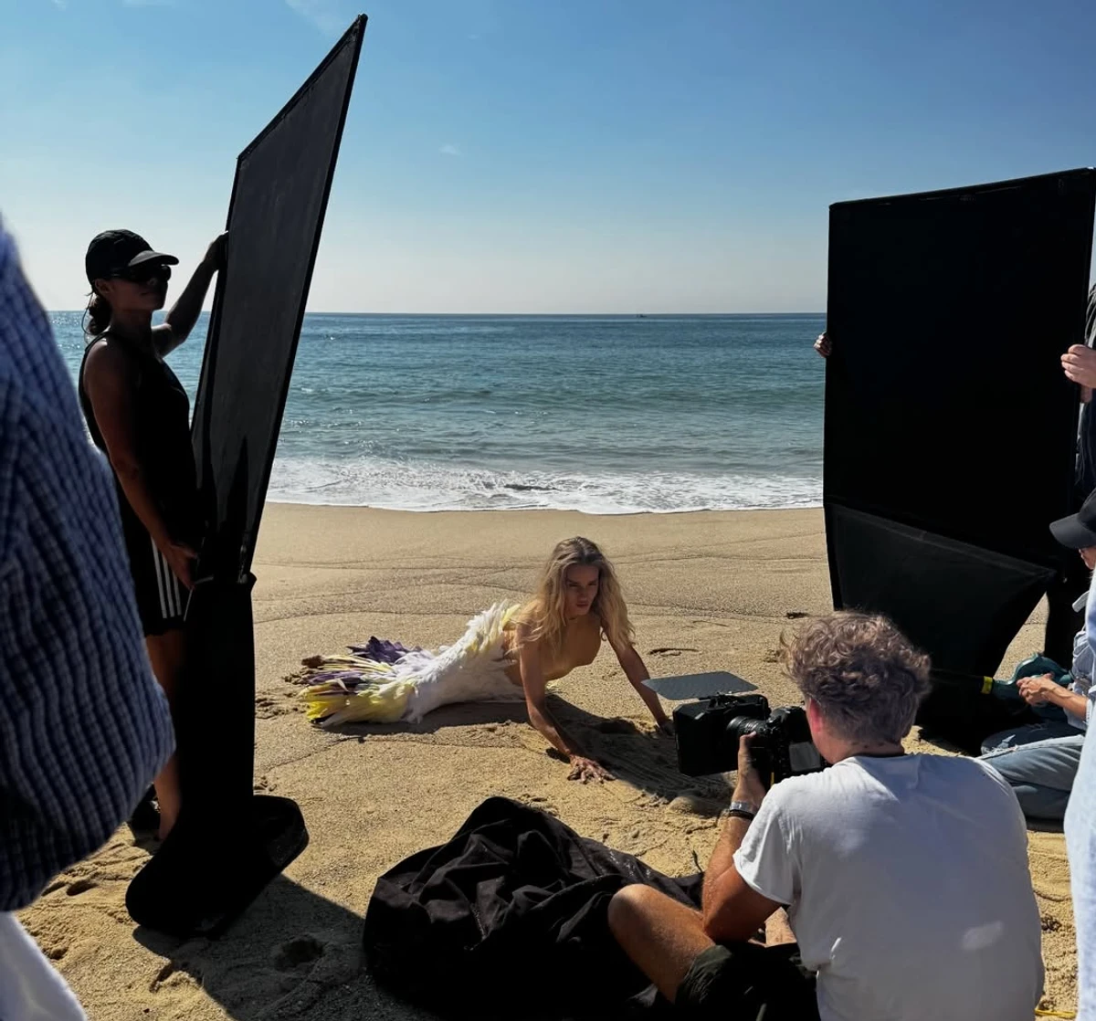 Розі Хантінгтон-Вайтлі повигиналася на пляжі для фото