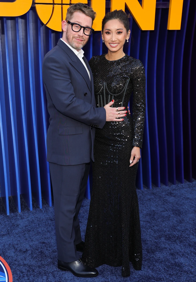 Маколей Калкін попозував з нареченою паєтках на хіднику