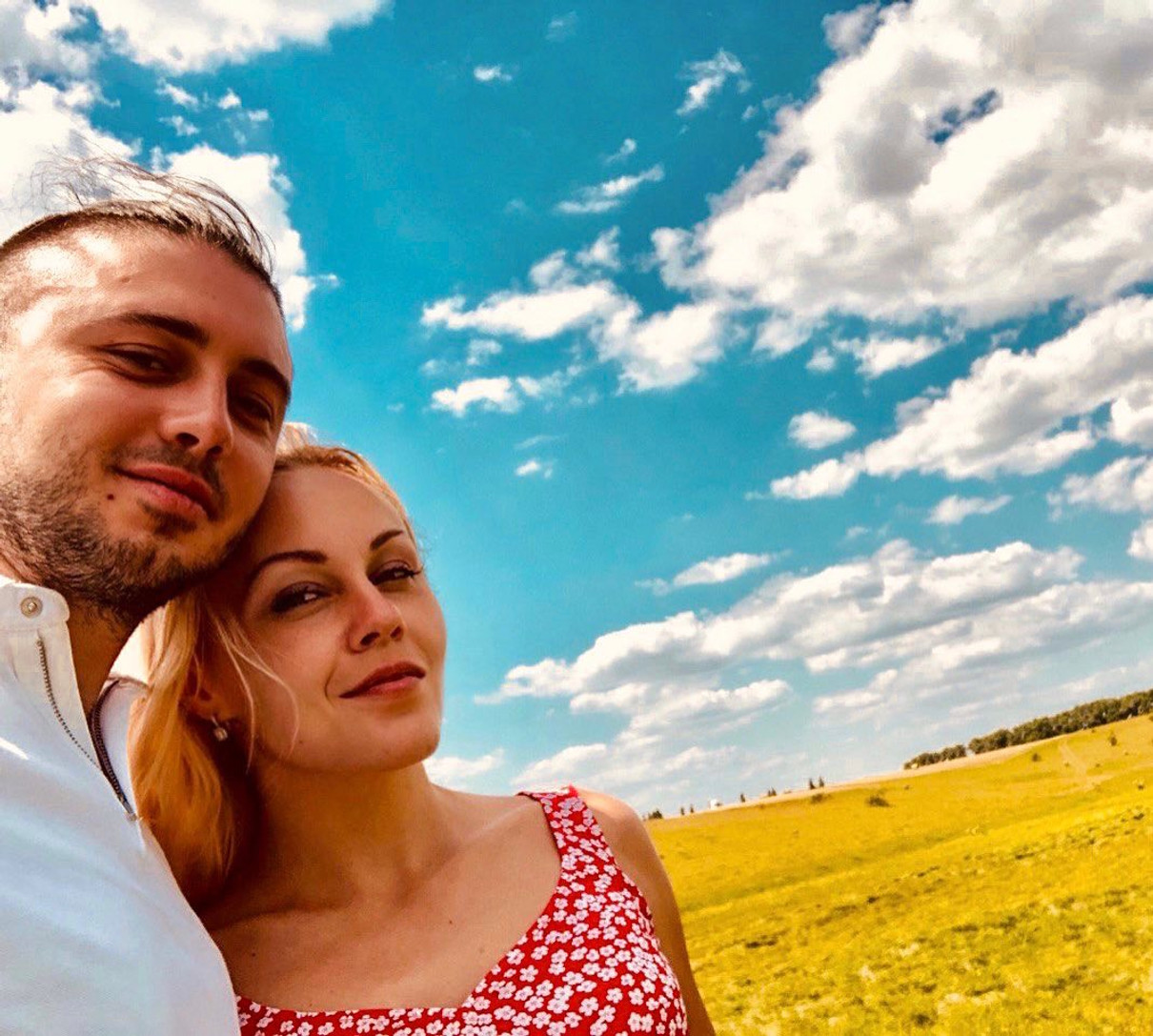 Олена зі своїм чоловіком Тарасом Тополею