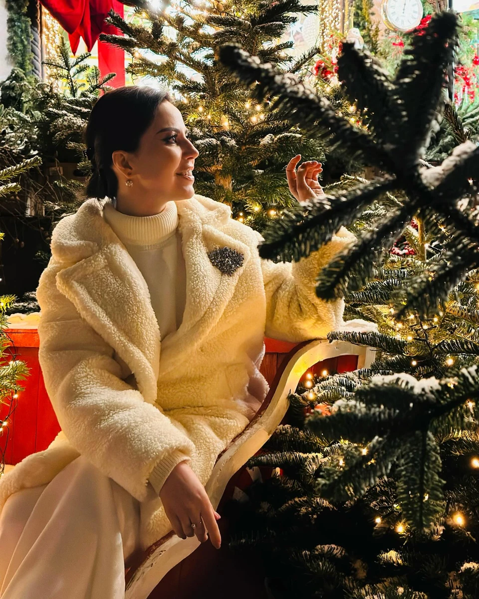 Ось цю саму шубу у ЗМІ оцінили у близько 100 тисяч гривень. За їхньою версією, вбрання від бренду MaxMara