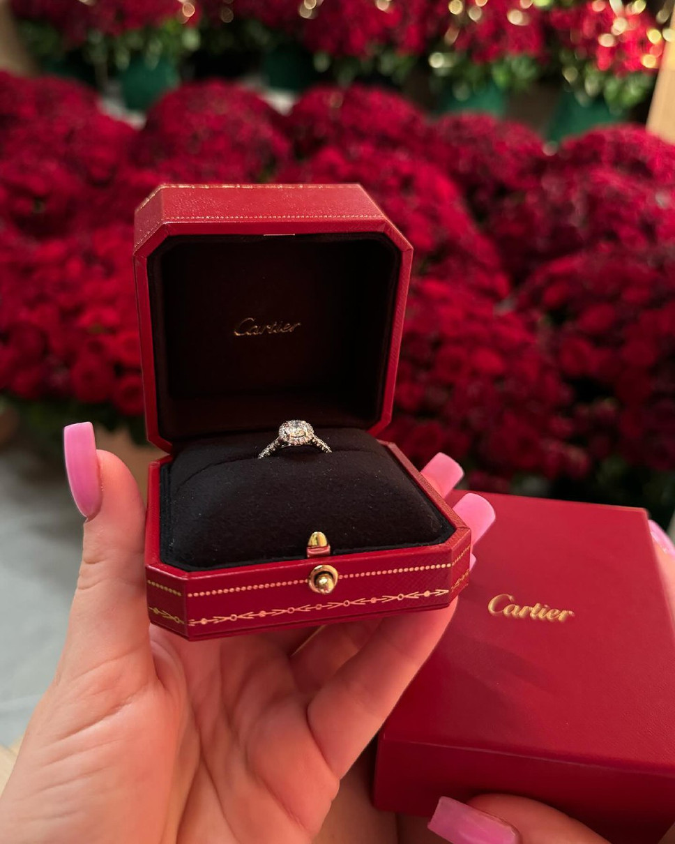 На офіційному сайті ціна каблучки дорівнює $21,200.00 - $40,800.00