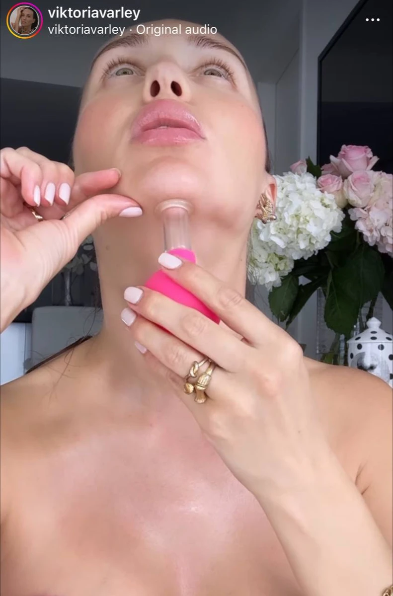 І завершує масажуванням під нижньощелепною кісткою