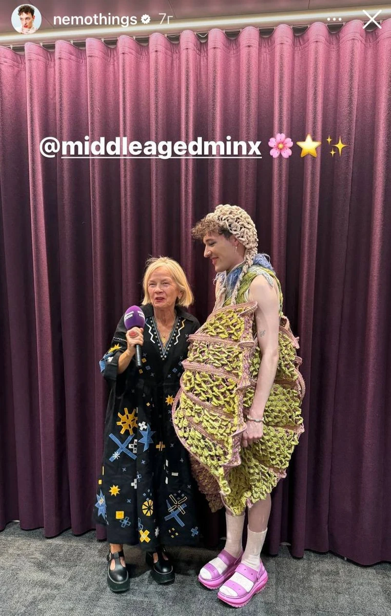 Свій образ вони доповнили білими шкарпетками та рожевими босоніжками