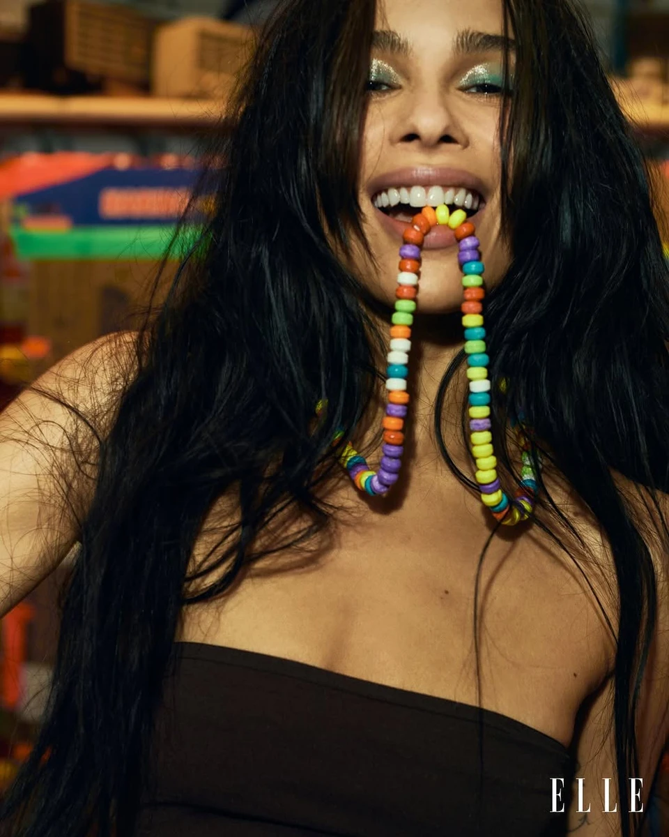 Зої Кравіц у топі попозувала з цукерками в роті