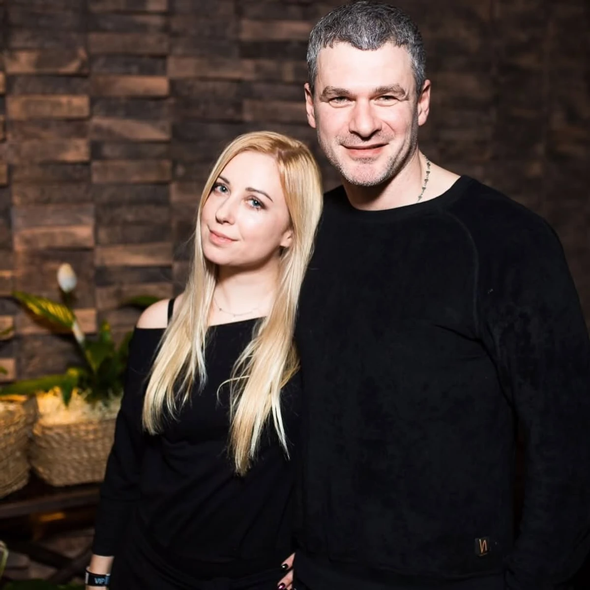 Арсен Мірзоян обіймає дружину