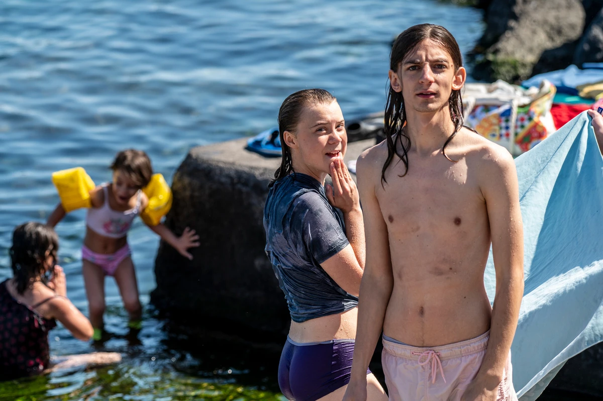 Грета Тунберг у пляжному луці покупалася в морі з хлопцем