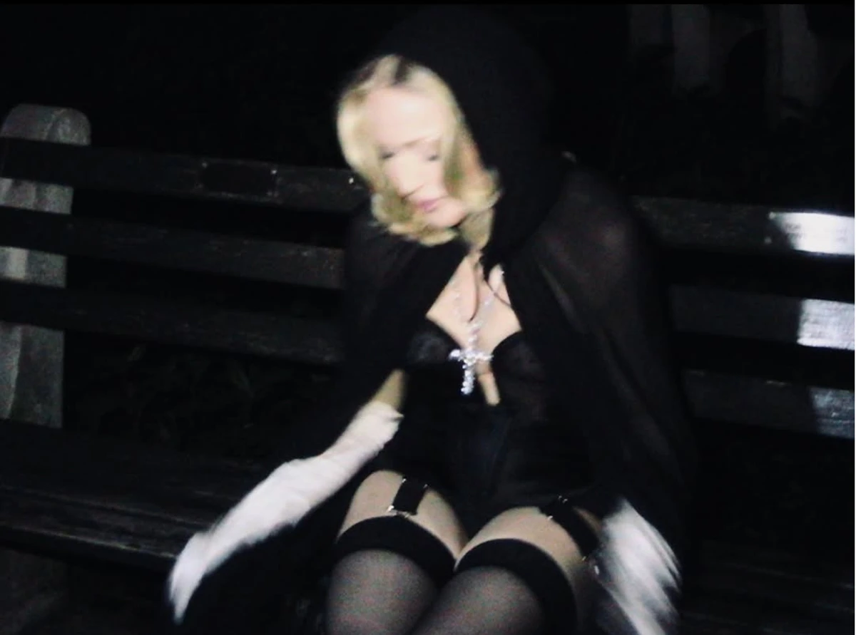 Мадонна показала оголені ноги на лавці вночі