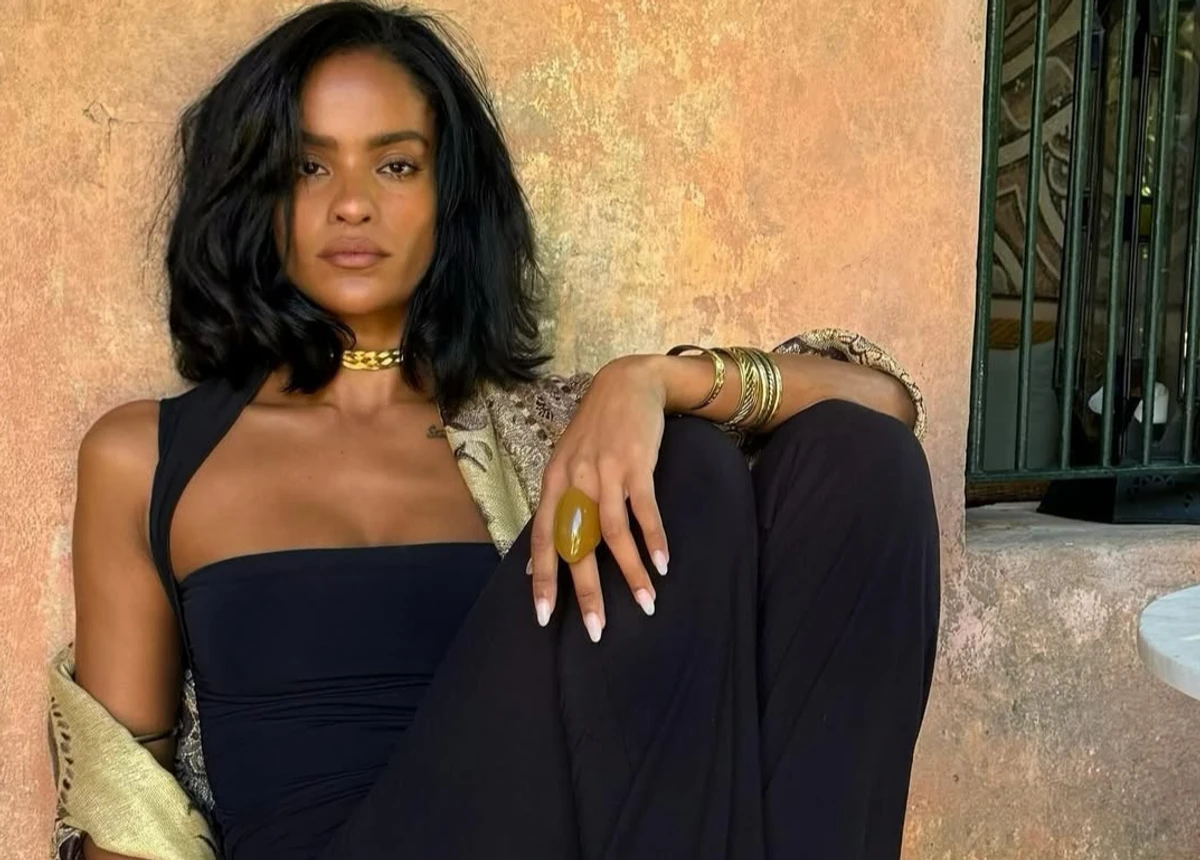 Нара Баптіста позує для фото