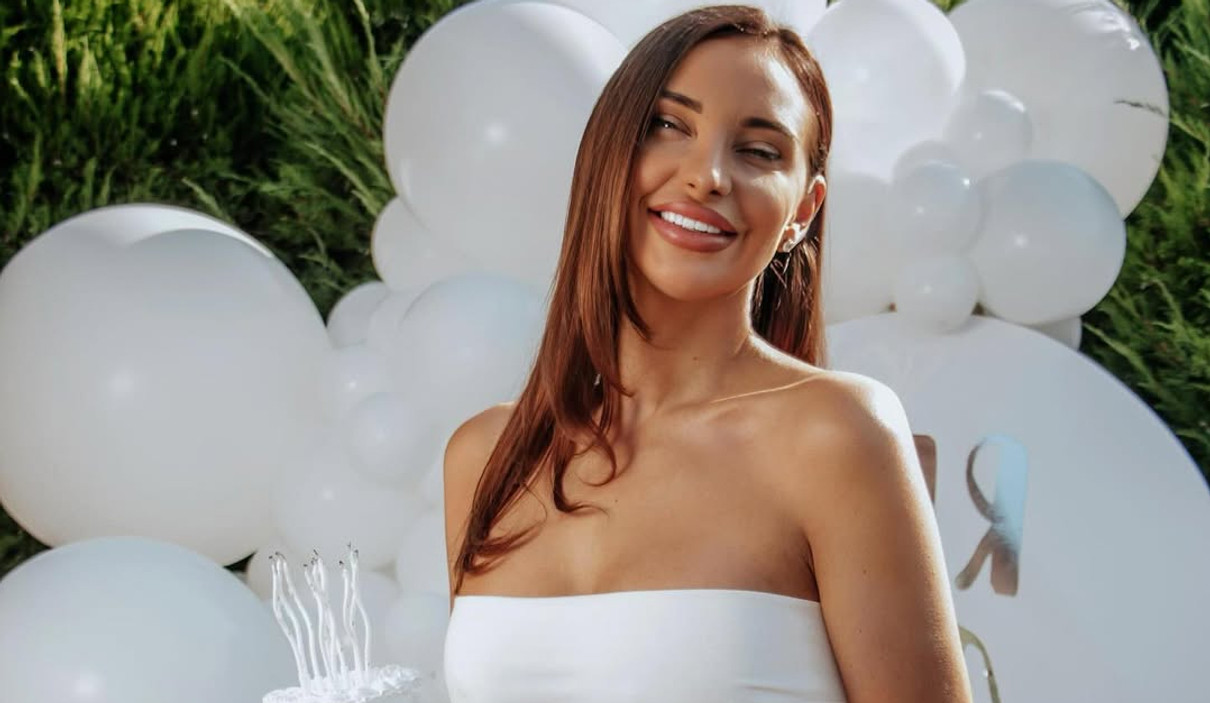 Христина Шишпор позує для фото