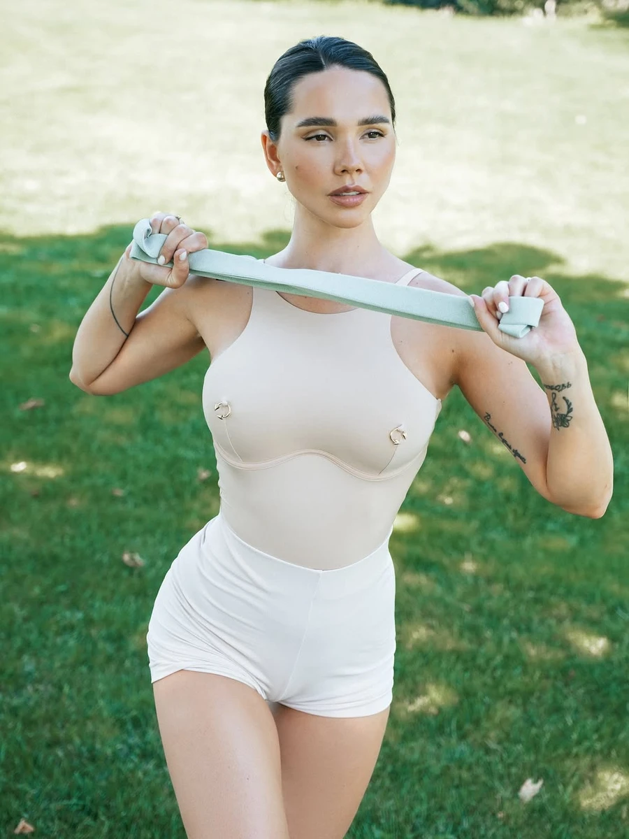 Наталія Татарінцева у шортиках похвалилася стрункою талією і стегнами